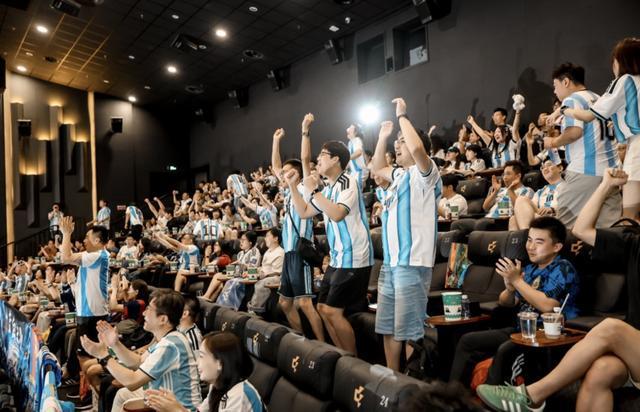 2026世界杯影院直播覆盖250城，球迷挤爆北京CINITY厅